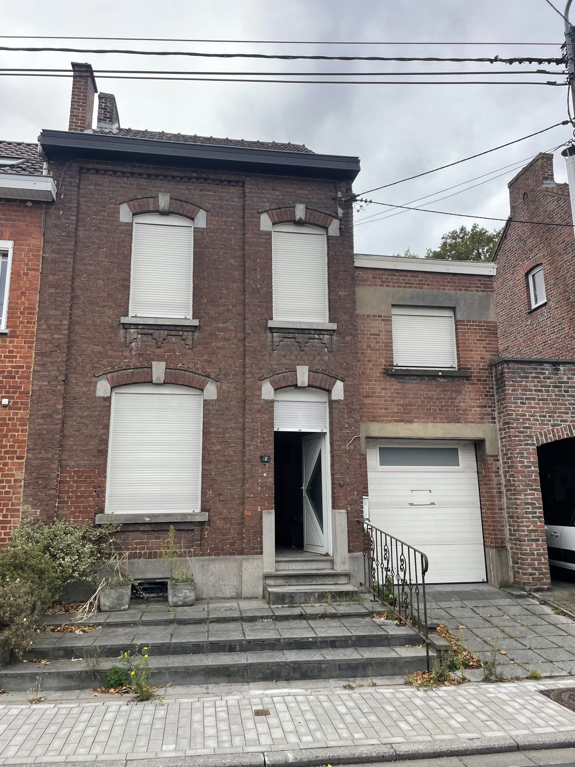 🏡 Montigny-le-Tillleul, située dans une rue paisible, cette charmante maison allie confort et fonctionnalité au quotidien. -