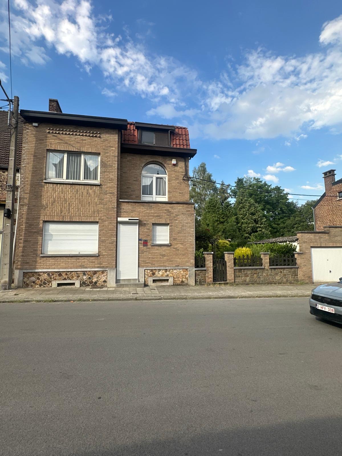 🏡 Maison 3 Façades avec Garage – Marchienne-au-Pont - 